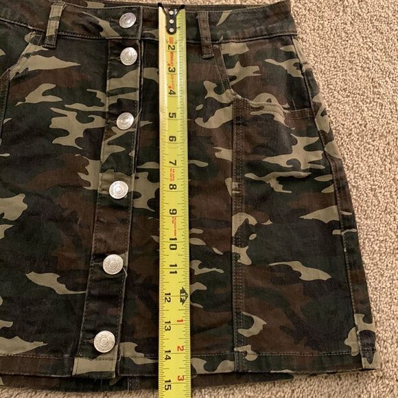 Camo Mini Skirt Button Front Size Medium ALMOST‎ FAMOUS y2k - Picture 10 of 11